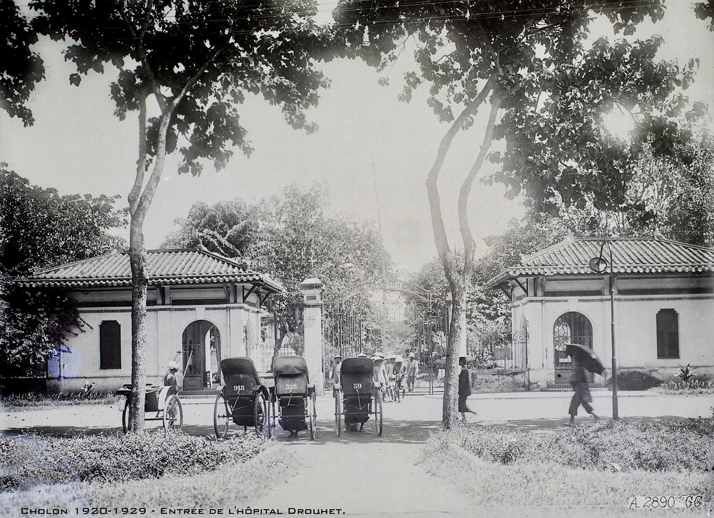 Những chiếc xe tay ngoài cổng Bệnh viện Drouhet, thập niên 1920.