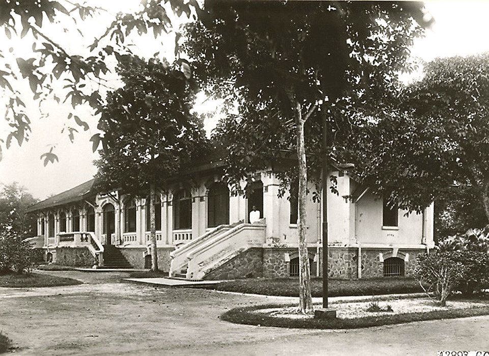Trong khuôn viên Bệnh viện Drouhet, khoảng năm 1919-1926.