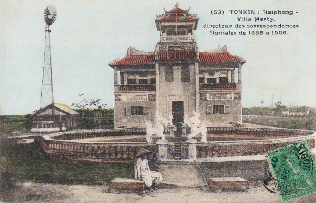 Trước dinh thự có hồ nước hình tròn.