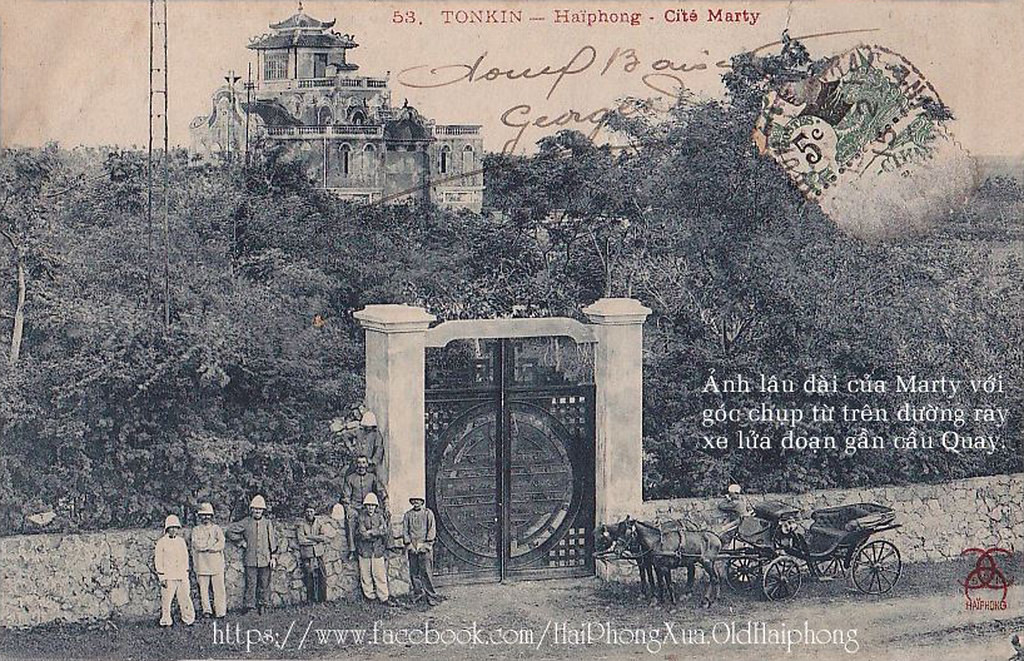 Cổng của dinh thự nằm sát đường ray xe lửa đoạn gần cầu Quay. Mời quý độc giả xem video: Thách thức gìn giữ văn minh sông Hồng. Nguồn: VTC10.