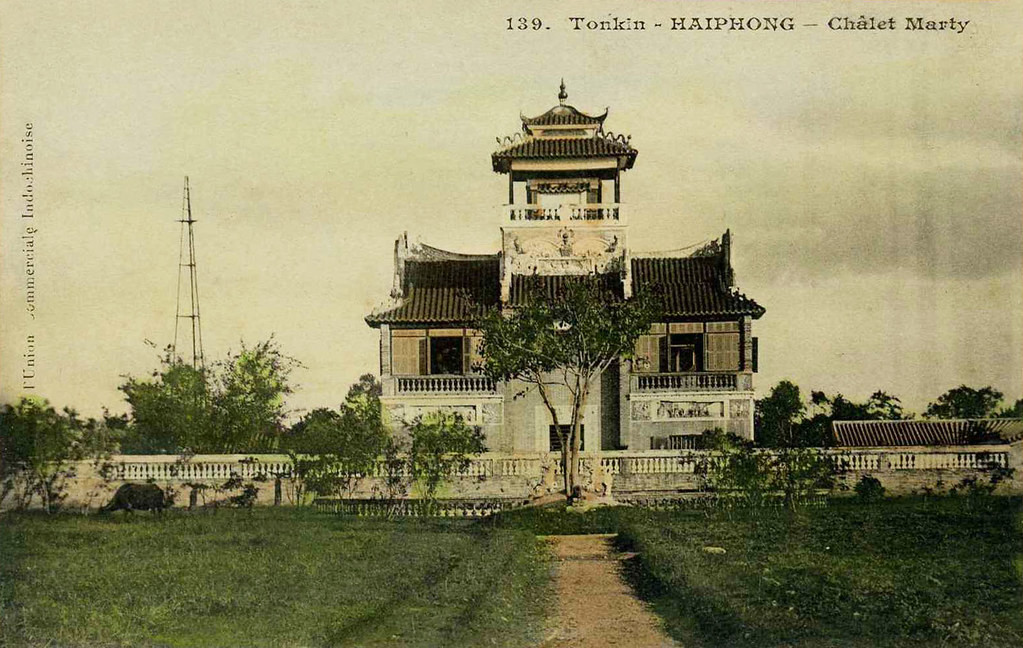 Công trình này nằm tại khu chân cầu Quay, giáp đường xe lửa, còn được gọi là "chùa Marty" do kiến trúc kỳ lạ của nó.