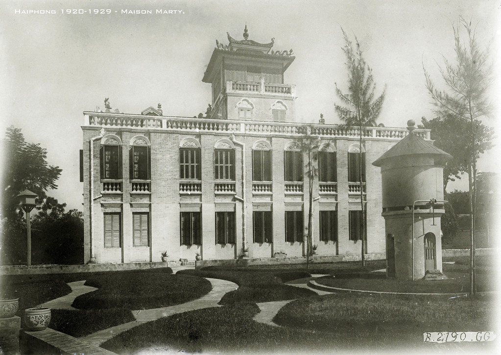 Mặt sau "lâu đài Marty" với phong cách phương Tây chiếm ưu thế, thập niên 1920.