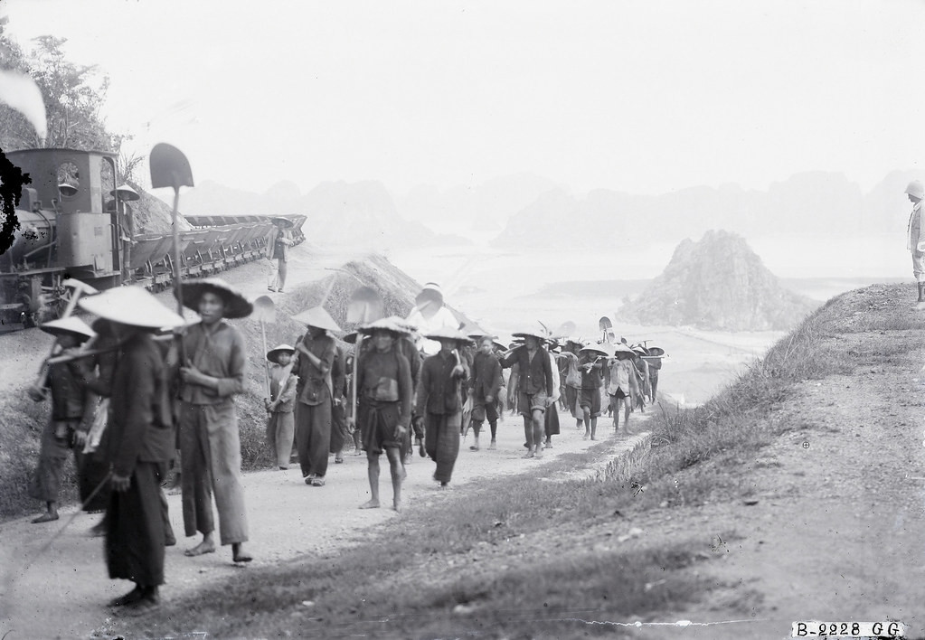 Các cu-li vào ca làm việc tại mỏ than Hòn Gai thập niên 1920.