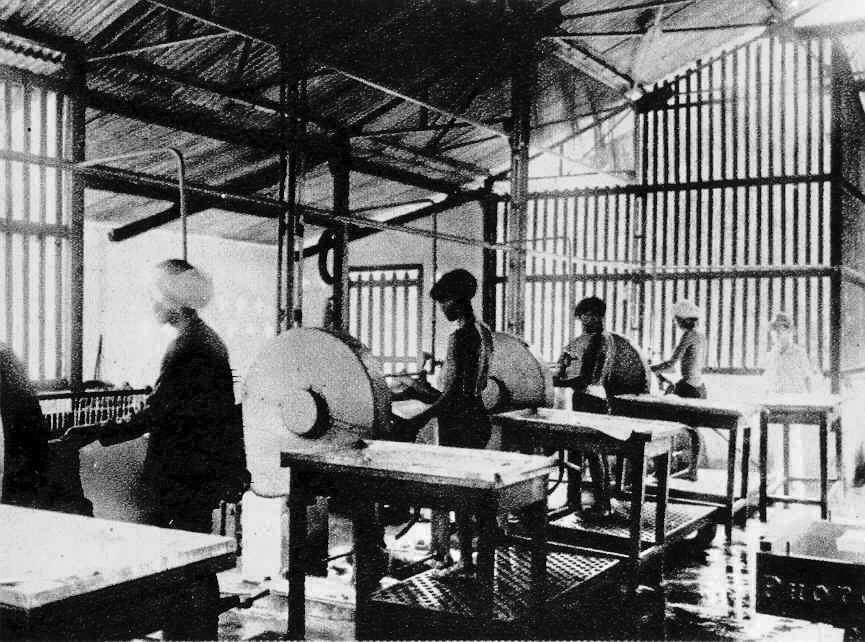 Các cu-li làm việc tại một phân xưởng chế biến mủ sao su tại đồn điền Michelin.