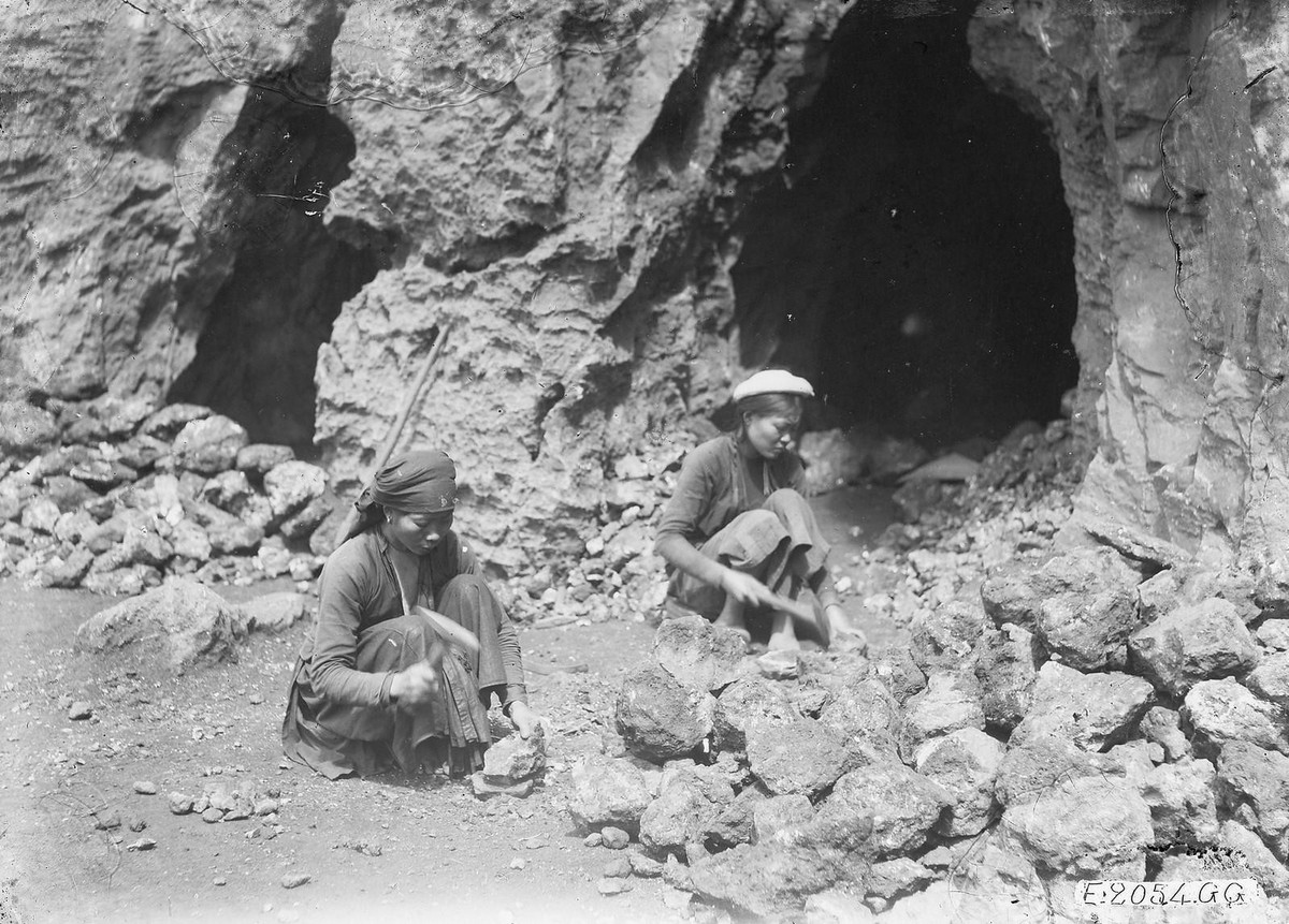 Các nữ cu-li làm việc tại mỏ chì kẽm Chợ Điền, Bắc Cạn năm 1927.