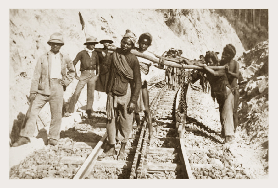 Các cu-li đảm nhận phần việc nặng nhất trên công trường thi công tuyến đường sắt Đà Lạt - Tháp Chàm, đầu thế kỷ 20.