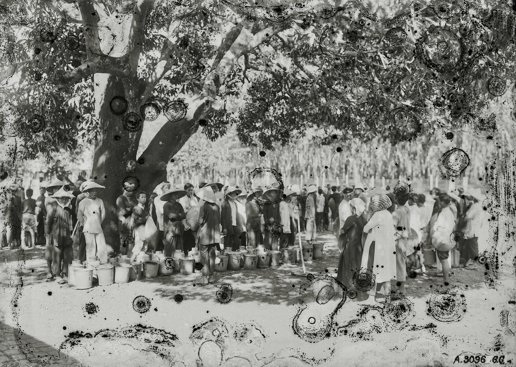 Buổi điểm danh các cu-li trước ca cạo mủ cao su ở đồn điền Biên Hòa, thập niên 1920.