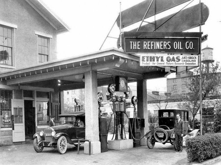 Được coi là một sáng chế đột phá trong ngành ngành công nghiệp ôtô đầu thế kỷ 20, xăng pha chì là loại nhiên liệu giúp xe chạy êm, không bị hiện tượng kích nổ như các loại xăng dầu trước đó.