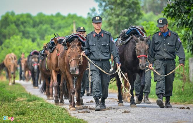 Các chiến sĩ bắt đầu ngày mới từ khoảng 5h, lập tức xuống khu trại, cho các chú ngựa ăn nhẹ sau đó nghỉ ngơi để chuẩn bị cho các hoạt động huấn luyện. Sau khoảng 7 tháng, những chiến mã đã được thuần hóa và đang trong quá trình huấn luyện các động tác nghiệp vụ.