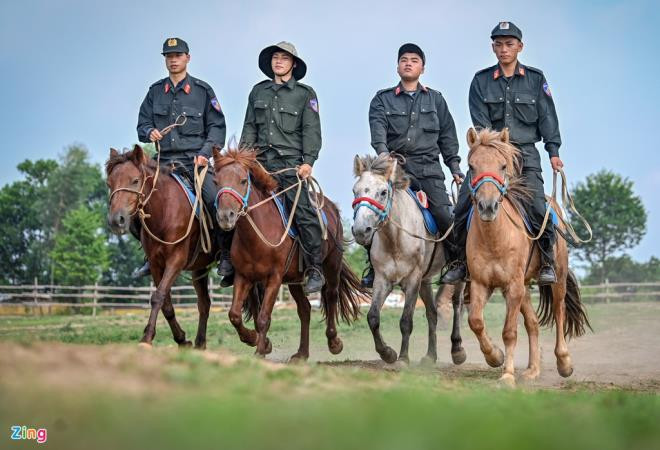 Một trong những bài tập đầu tiên là bài huấn luyện ngựa đi đều hàng 4, bài tập này giúp phục vụ các nhiệm vụ như tuần tra kiểm soát, phục vụ các buổi lễ, nghi thức hay vận chuyển vũ khí trên khu vực có địa hình khó khăn.