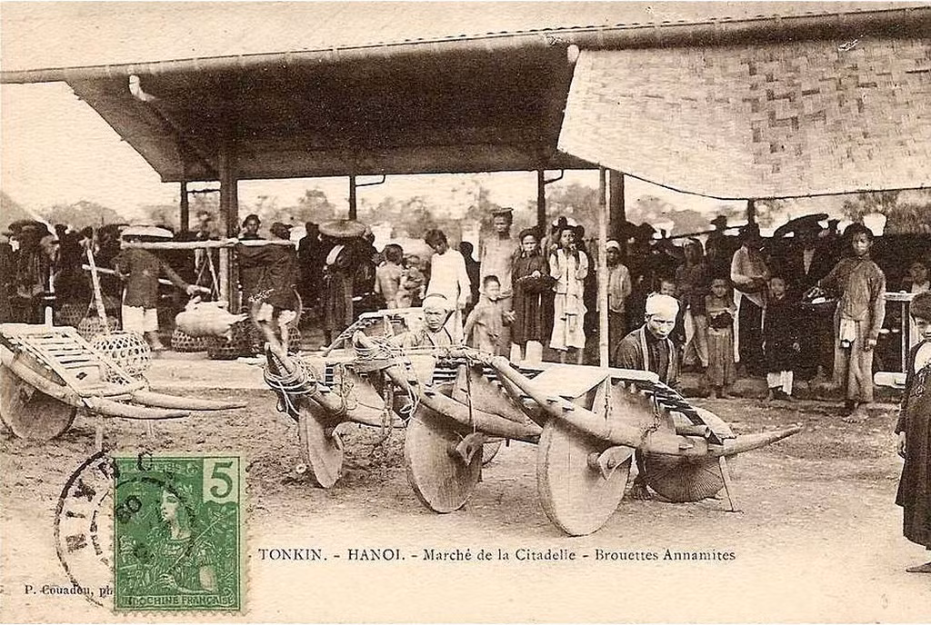 Những chiếc xe rùa ở khu chợ họp ngoài thành Hà Nội. Xe rùa thời xưa được đóng bằng gỗ với hình dáng rất đặc trưng của hai tay cầm cong cong như sừng trâu.