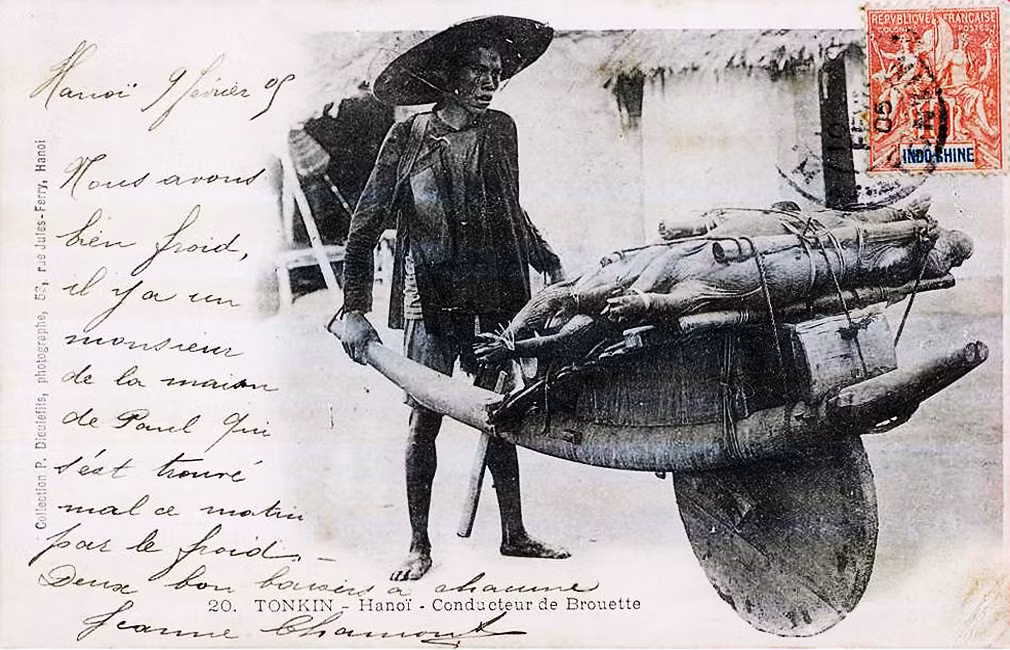 Hình ảnh xe rùa chở lợn ở Hà Nội được in trên một bưu thiếp của Pháp xưa.