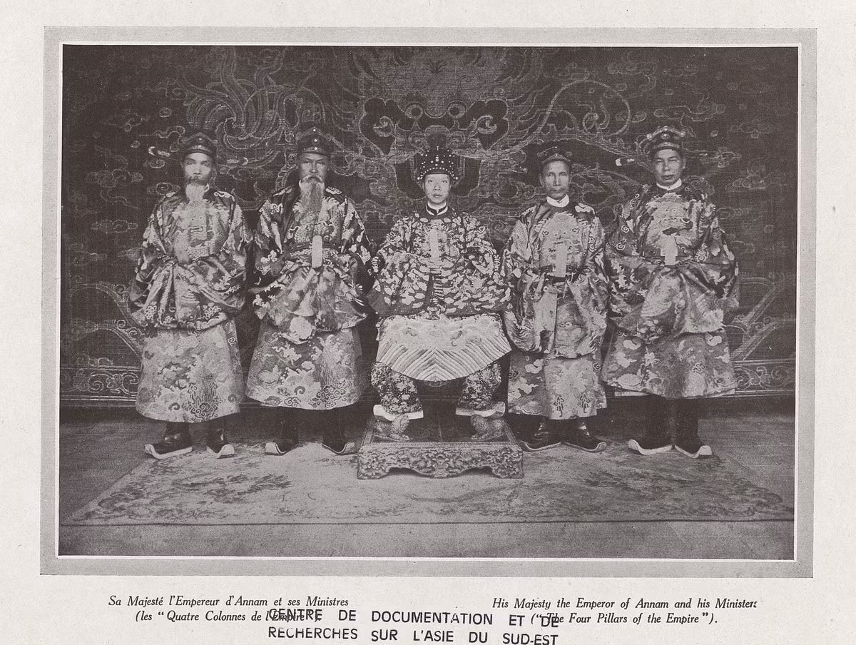 Vua Khải Định và Tứ trụ triều đình, gồm 4 quan đại thần đứng đầu Viện Cơ mật.