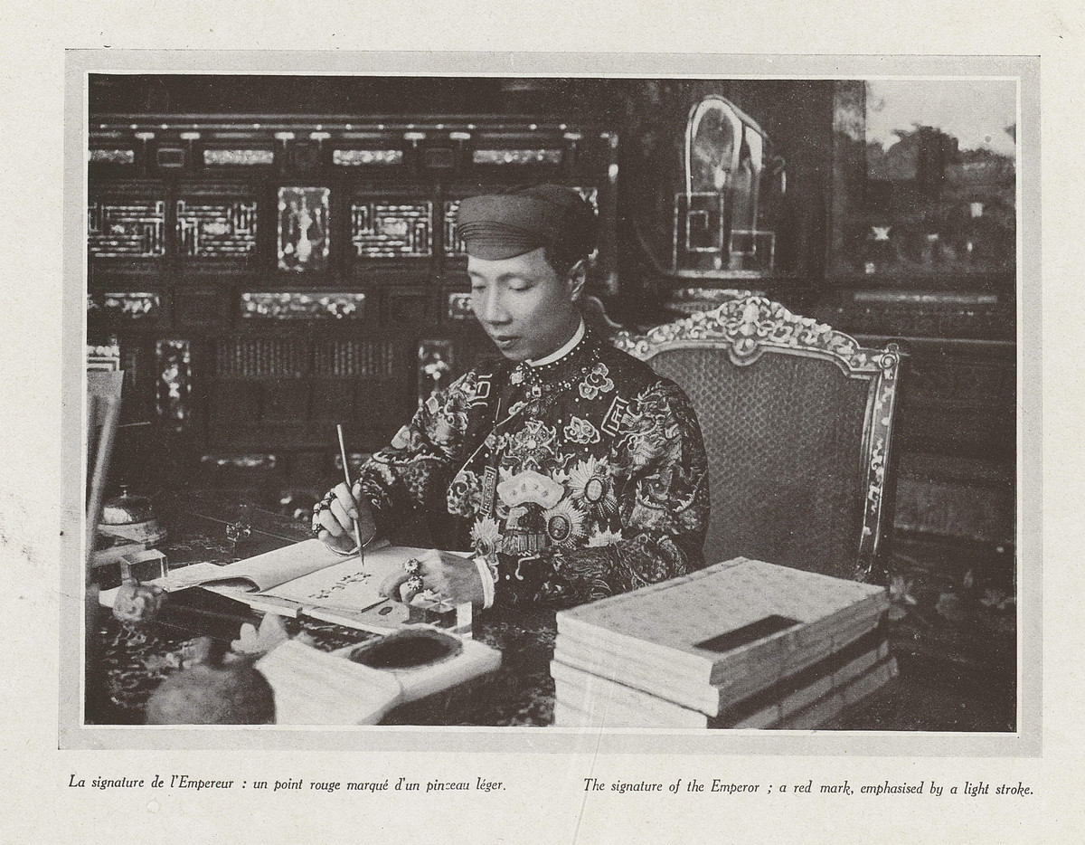 Vị vua thứ 12 của nhà Nguyễn làm việc trong thư phòng.