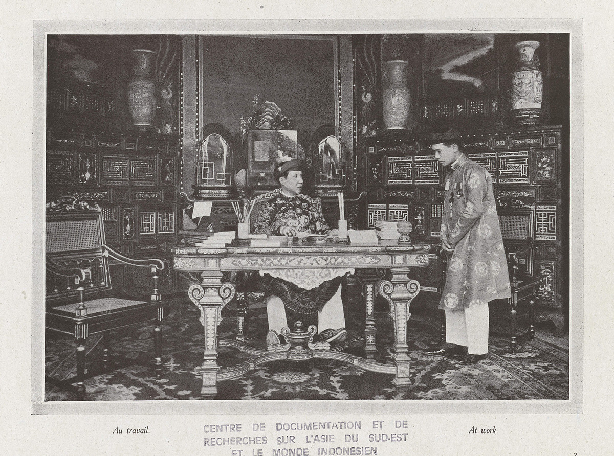 Nhà vua trao đổi về công việc với một viên quan.