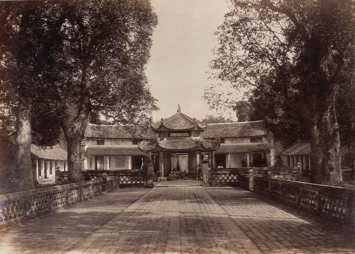 Lối vào chúa Láng, ngôi chùa nổi tiếng ở phía Tây Hà Nội. Mời quý độc giả xem video: Quạt giấy Chàng Sơn - Danh phẩm của Hà thành. Nguồn: VTC10.