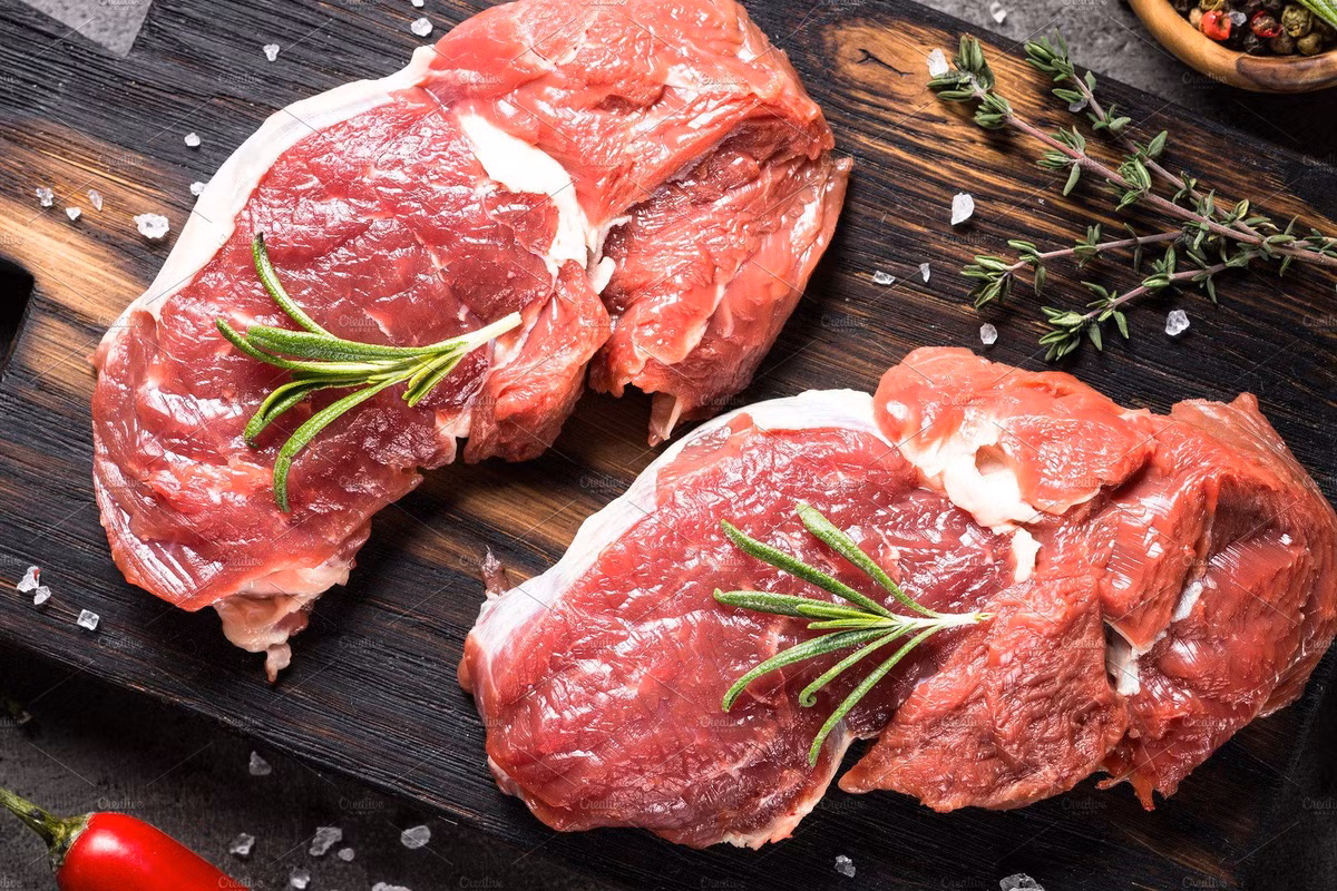 Dù vậy, "giáo chủ" Pitago có khuynh hướng phá vỡ những quy tắc do chính mình đặt ra. Điển hình là chuyện ông đã mổ thịt một con bò để ăn mừng khi công bố định lý Pitago, khiến quy tắc ăn chay trở thành một trò hề...