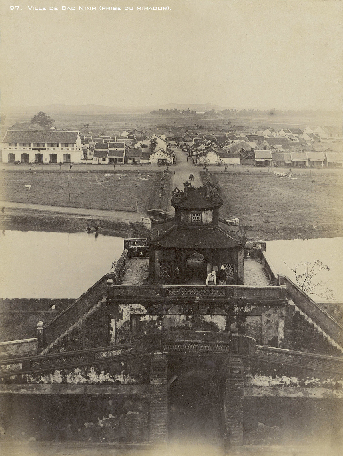 Khung cảnh thị thành Bắc Ninh nhìn từ tháp canh của thành Bắc Ninh.