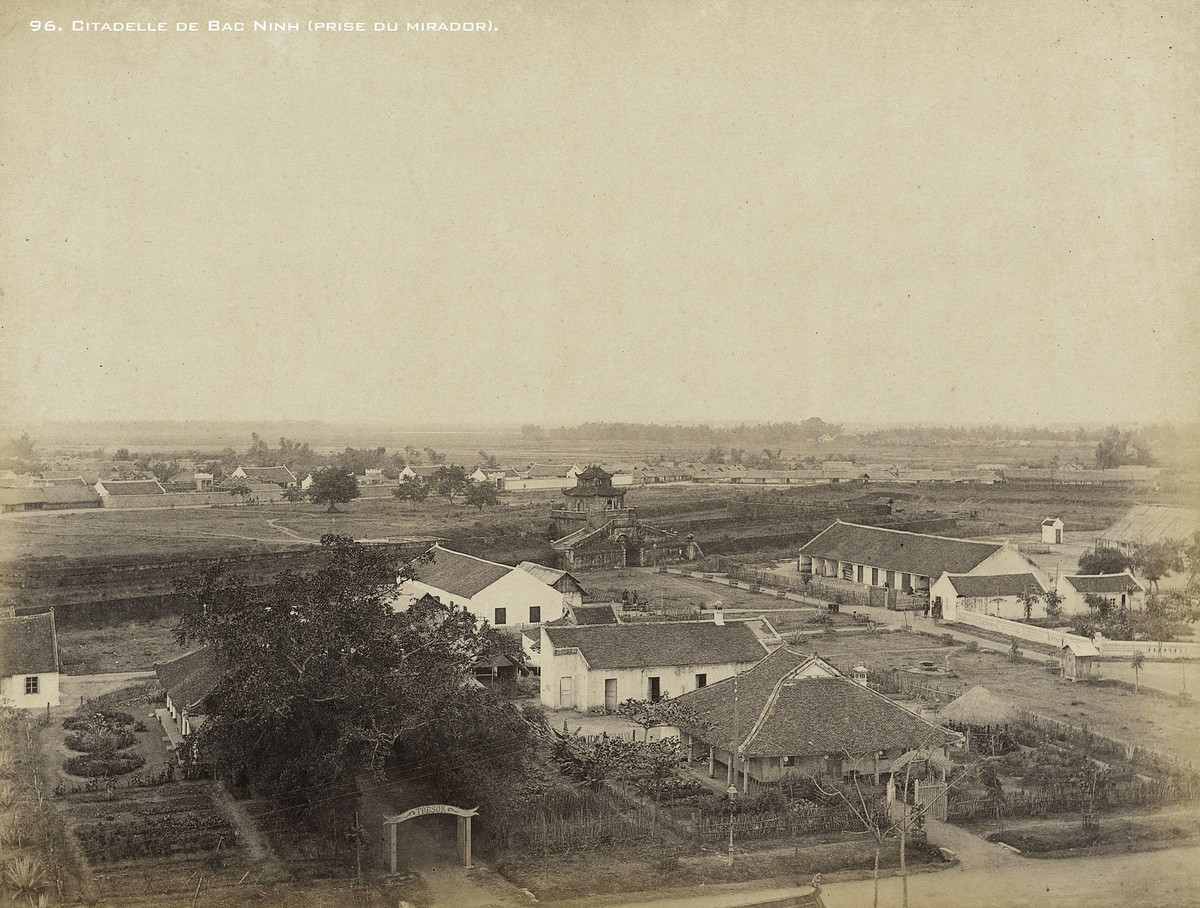 Từ tháp canh nhìn vào bên trong thành Bắc Ninh.