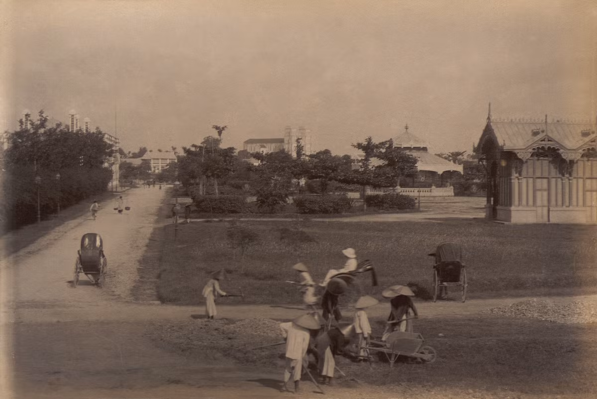 Vườn hoa Paul Bert (nay là vườn hoa Lý Thái Tổ) với nhà kèn ở giữa. Phía xa là nhà thờ Lớn phía bên kia hồ Hoàn Kiếm.