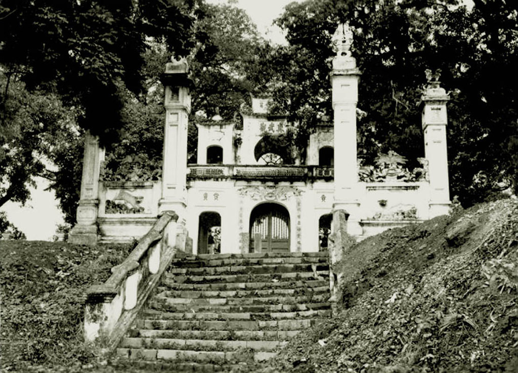 Một hình ảnh khác về cổng tam quan của đền Quán Thánh xưa. Người Pháp gọi đền là chùa Phật Lớn (pagode du Grand Buddha) do hậu cung của đền có pho tượng Huyền Thiên Trấn Vũ khổng lồ.