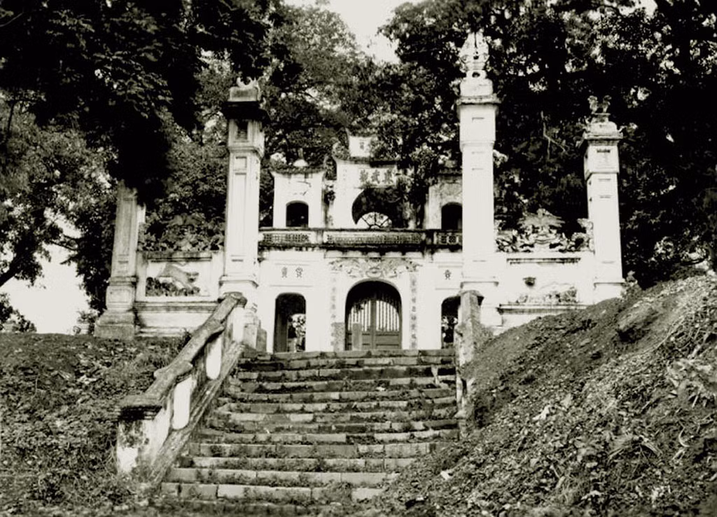 Một hình ảnh khác về cổng tam quan của đền Quán Thánh xưa. Người Pháp gọi đền là chùa Phật Lớn (pagode du Grand Buddha) do hậu cung của đền có pho tượng Huyền Thiên Trấn Vũ khổng lồ.