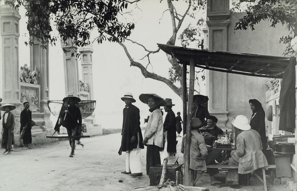 Quán nước ngoài cổng đền Quán Thánh, 1934.