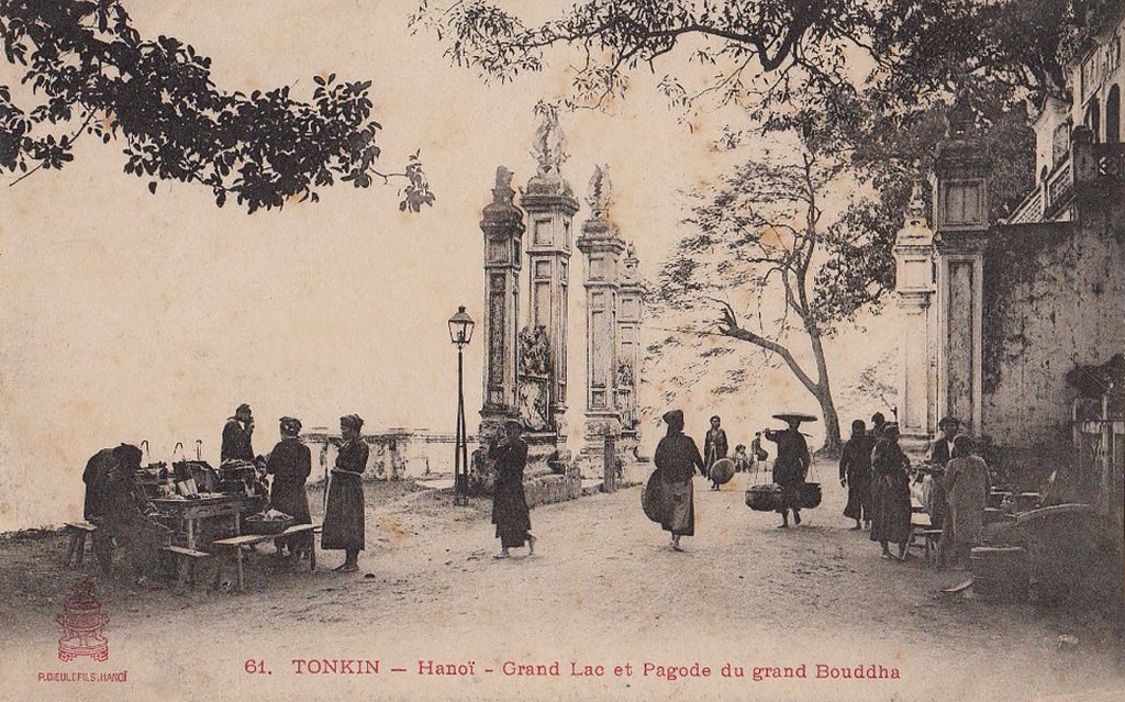 Cảnh buôn bán ngoài cổng đền.