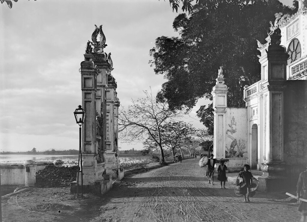 Con đường đi ngang qua cổng đền Quán Thánh năm 1896, nay là vỉa hè đường Thanh Niên.