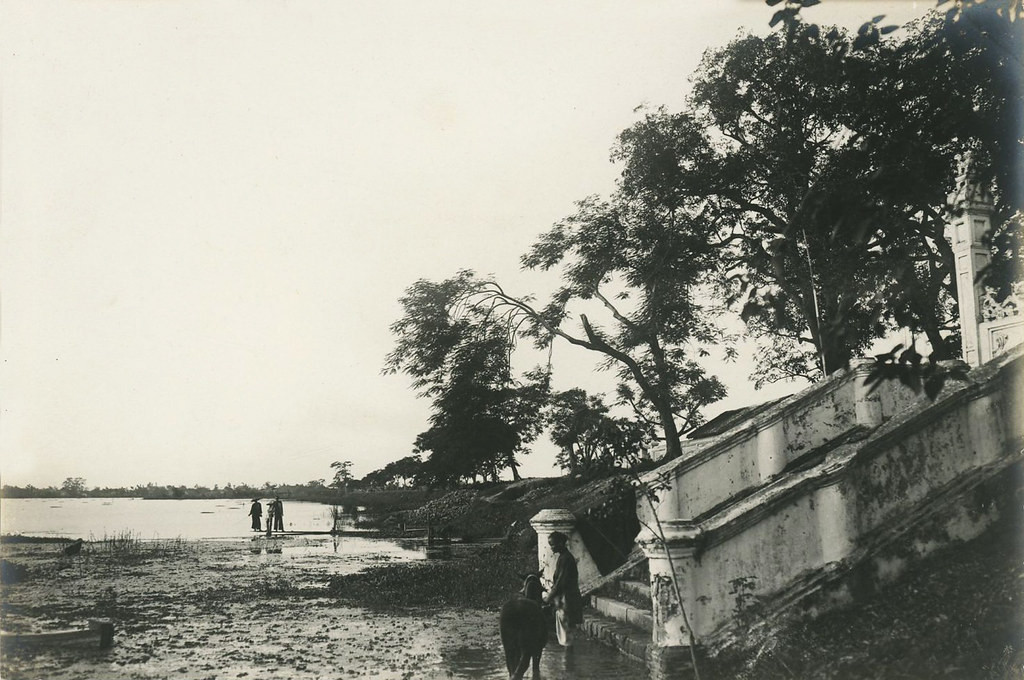 Khung cảnh dưới bến thuyền thời điểm nước hồ Tây xuống thấp.