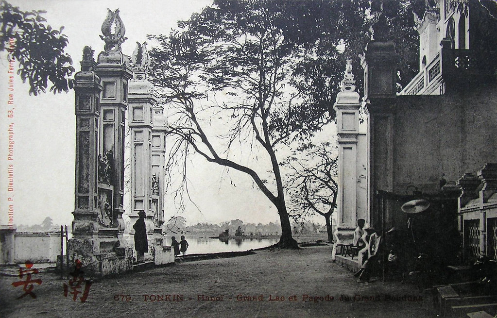 Từ cổng tam quan nhìn ra hồ Tây. Lúc này đường Cổ Ngư (Thanh Niên) chưa được mở rộng, bờ hồ Tây nằm sát cổng đền.