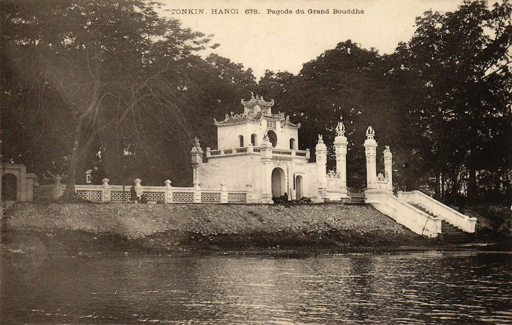 Từ hồ Tây nhìn về đền Quán Thánh.