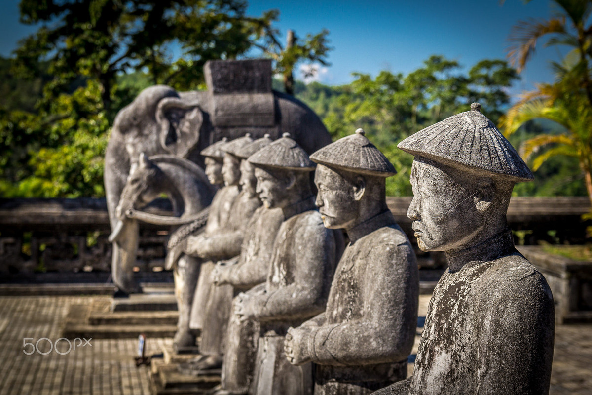 Cận cảnh những bức tượng trăm tuổi. Ảnh: Michael S / 500px.com.