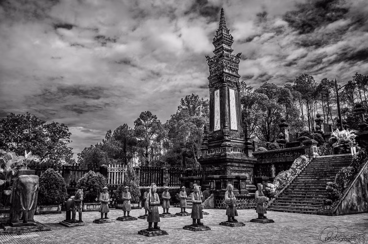 Hàng tượng đá và trụ biểu ở một bên sân chầu. Ảnh: Nikolay Petryakov / 500px.com.