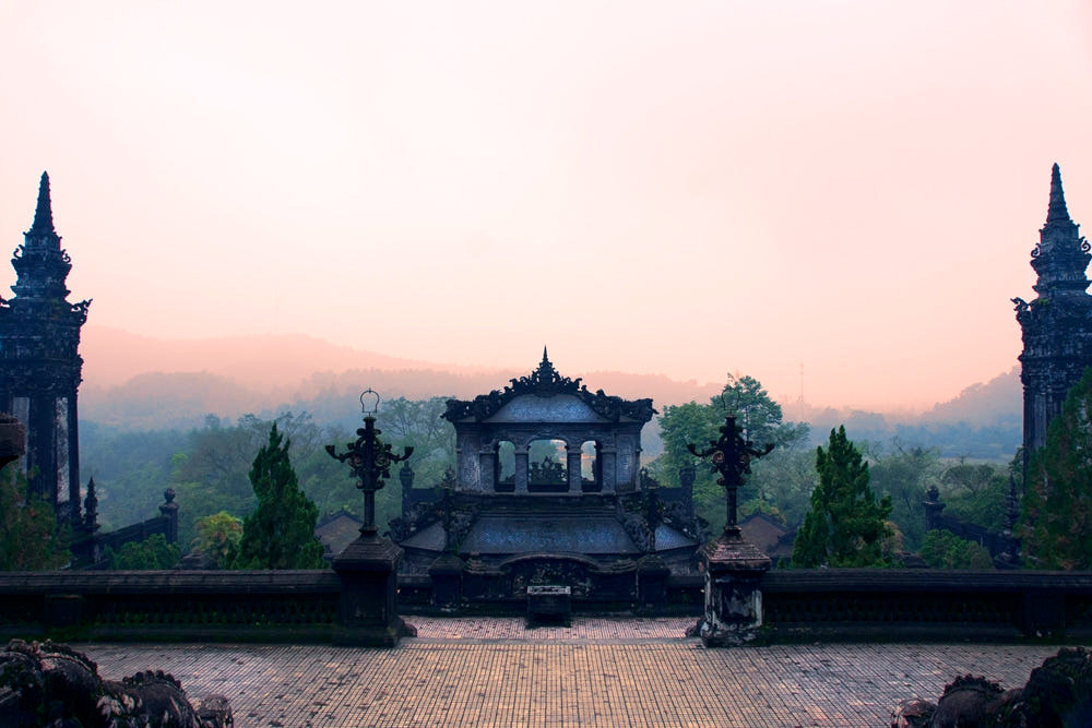 Cảnh tượng huyền ảo ở nơi an nghỉ của vua Khải Định. Ảnh: Samantha T / 500px.com.