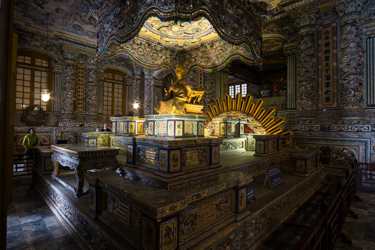 Mộ phần được trang trí hết sức cầu kỳ của vua Khải Định trong cung Thiên Định. Ảnh: Nicolas Michaelis / 500px.com.