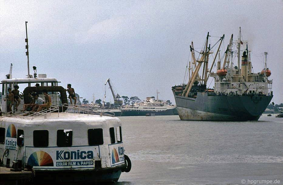 Sông Sài Gòn nhìn từ bến đò.