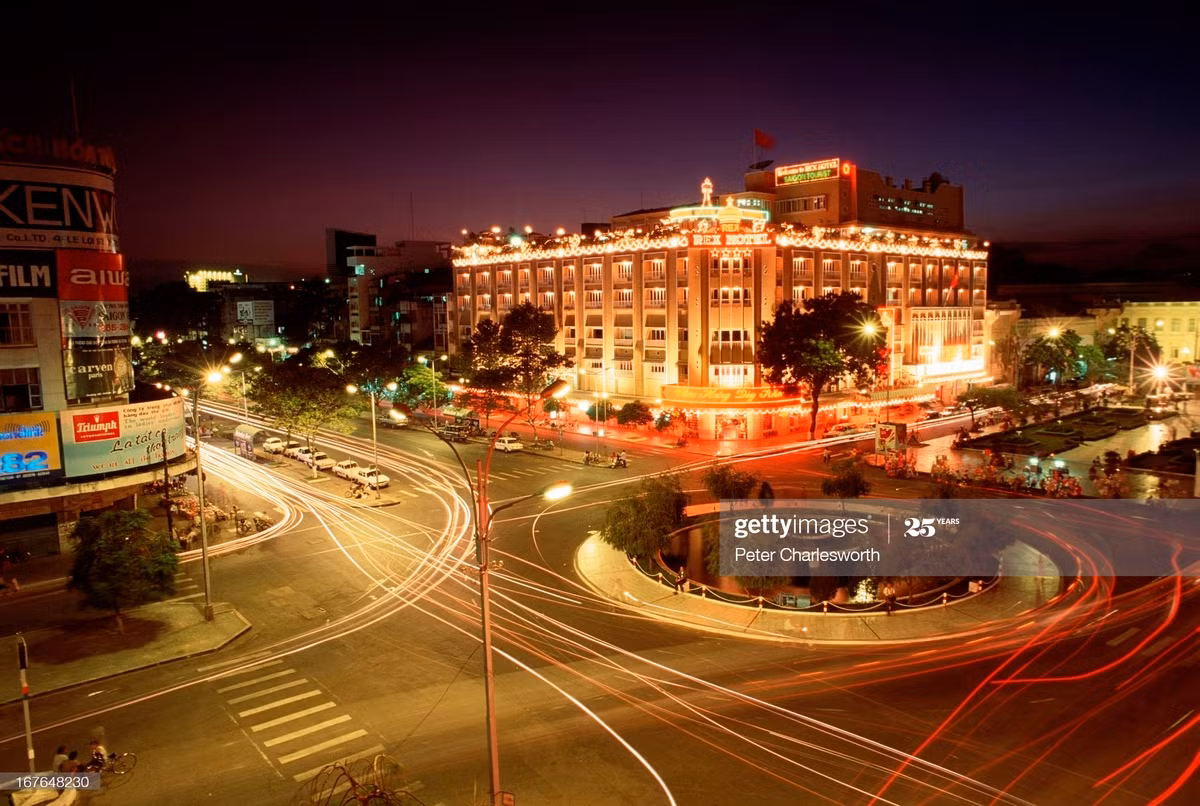 Khách sạn Rex và vòng xoay Cây Liễu ở ngã tư Lê Lợi - Nguyễn Huệ rực rỡ vào buổi tối.