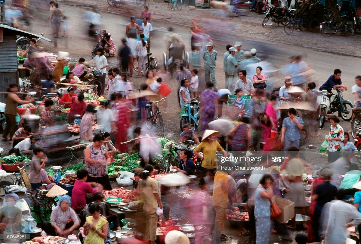 Cảnh họp chợ trên đường ở khu Chợ Lớn.