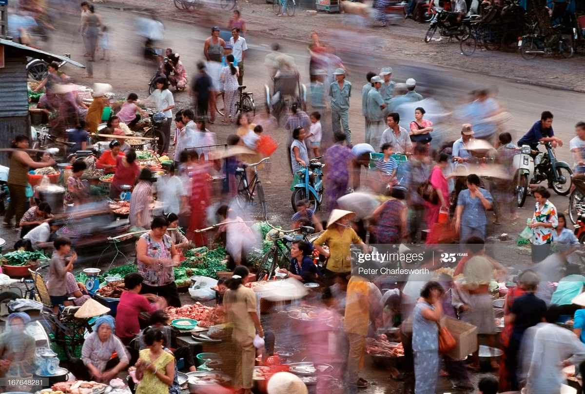 Cảnh họp chợ trên đường ở khu Chợ Lớn.