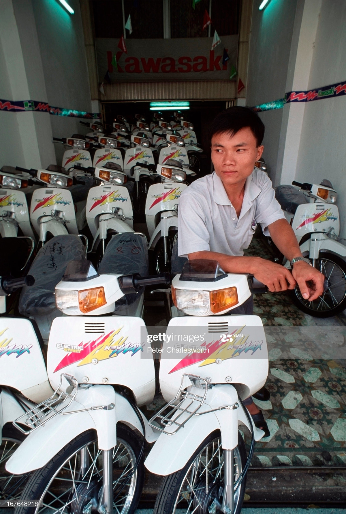 Trong một đại lý của hãng xe máy Nhật Bản Kawasaki.
