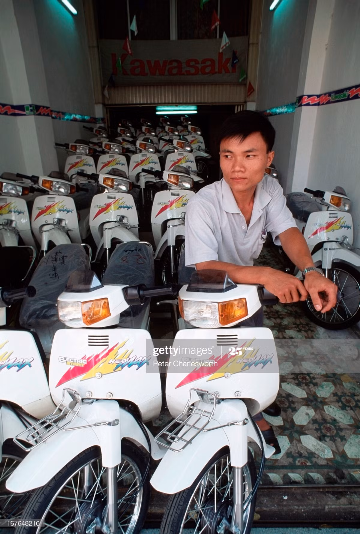 Trong một đại lý của hãng xe máy Nhật Bản Kawasaki.