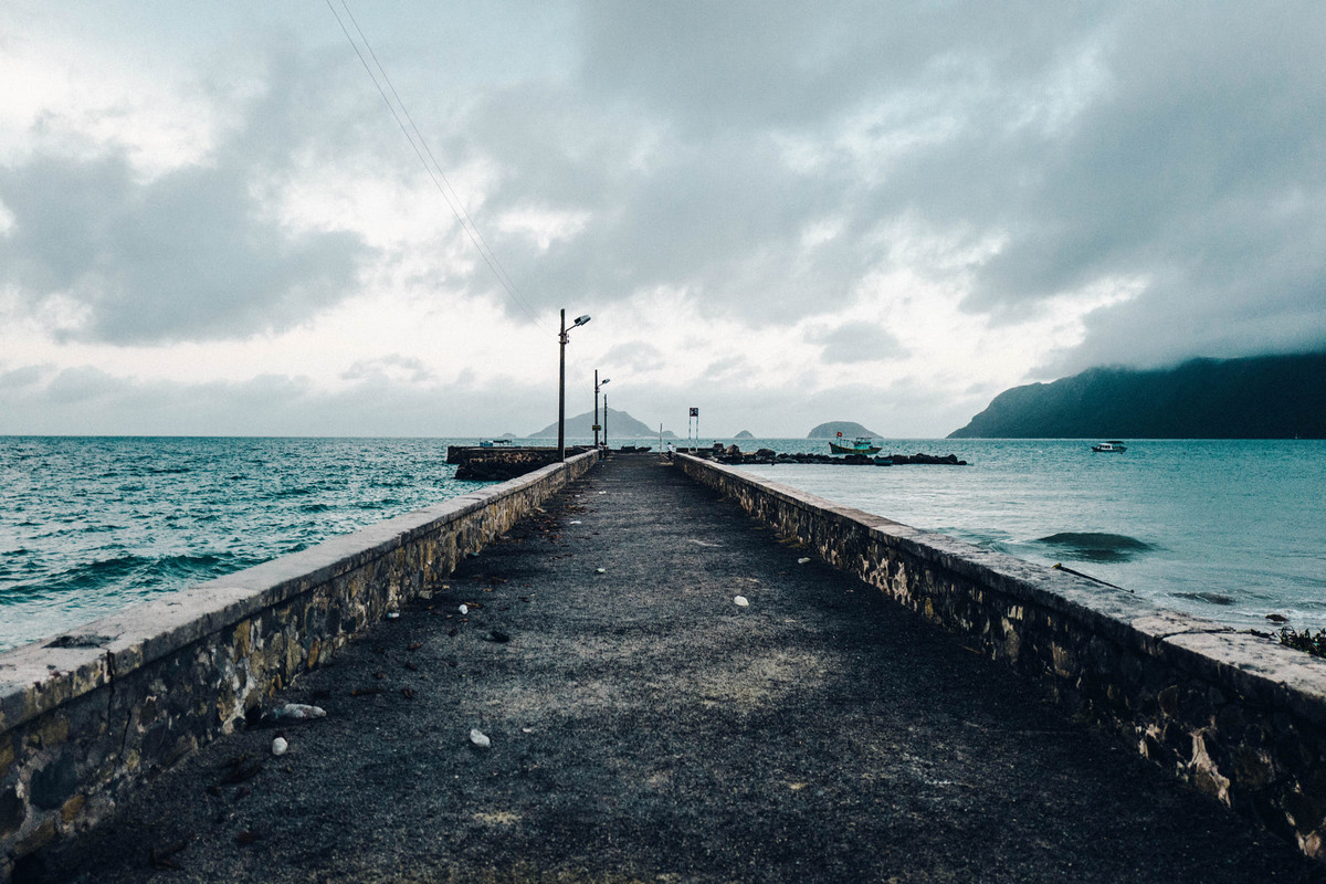 Trên cầu tàu một ngày mưa. Ảnh: Peboiton / 500px.com.