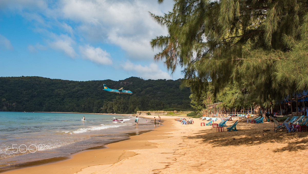Máy bay hạ cánh xuống sân bay Cỏ Ống, nhìn từ bãi tắm Đầm Trầu. Ảnh: Ben Turner / 500px.com.