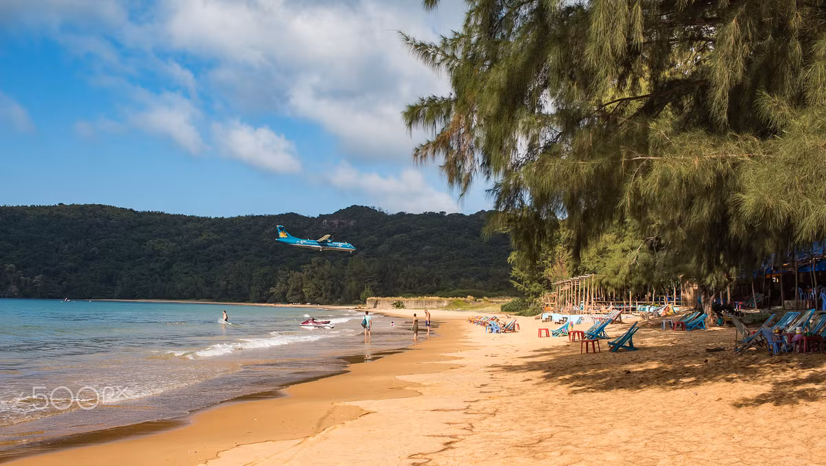 Máy bay hạ cánh xuống sân bay Cỏ Ống, nhìn từ bãi tắm Đầm Trầu. Ảnh: Ben Turner / 500px.com.