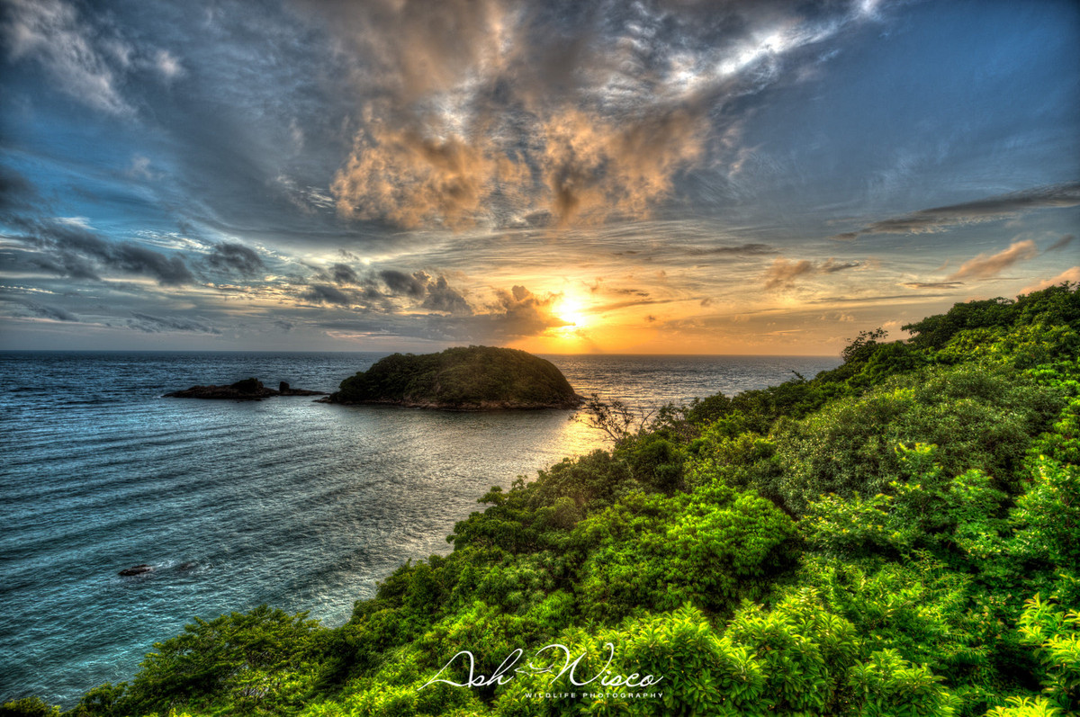 Mặt trời khuất dần phía đường chân trời hoàng hôn. Ảnh: Ash Wisco / 500px.com.