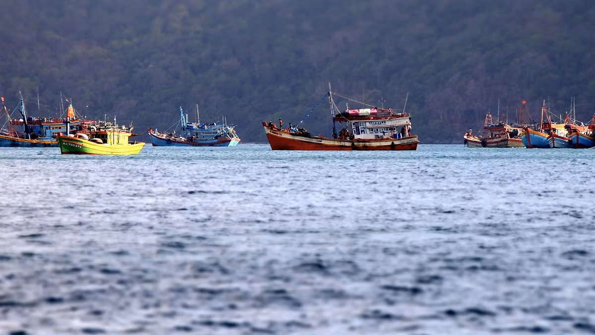 Sắc màu phong phú của những con thuyền đánh cá trên biển. Ảnh: Stephen Cunningsworth / 500px.com.