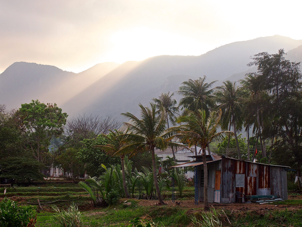 Xóm làng thanh bình trong buổi bình minh. Ảnh: Stephen Cunningsworth / 500px.com.
