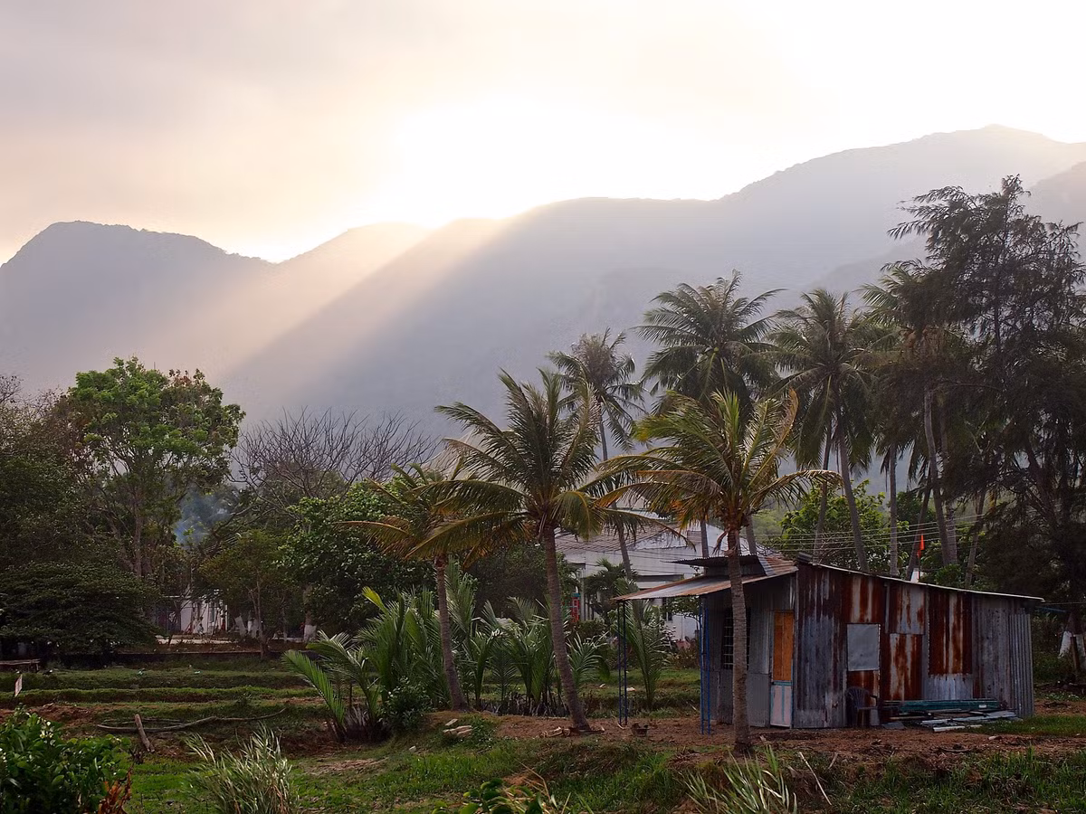 Xóm làng thanh bình trong buổi bình minh. Ảnh: Stephen Cunningsworth / 500px.com.
