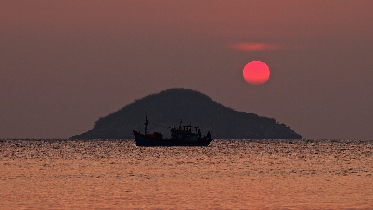 Ánh tà dương nhuộm hồng biển. Ảnh: Stephen Cunningsworth / 500px.com.